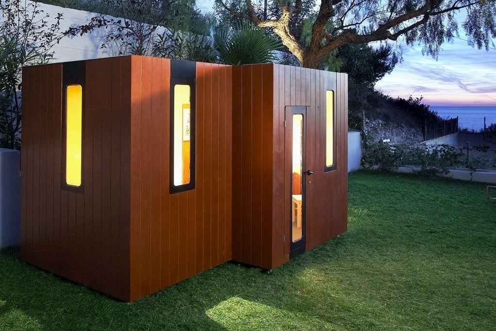 Inspirada na arquitetura moderna dos países nórdicos, a casa de bonecas Hobikken Twin, da Smartplayhouse (www.smartplayhouse.com), é estruturada em madeira e tem dois cômodos. O preço do "imóvel" com as dimensões 3,04 m x 1,53 m x 1,70 m é 5.390 euros, o que corresponde a R$ 23.208,26 I Valor referente à cotação do dia 27.10.2015 - Divulgação/ Smartplayhouse