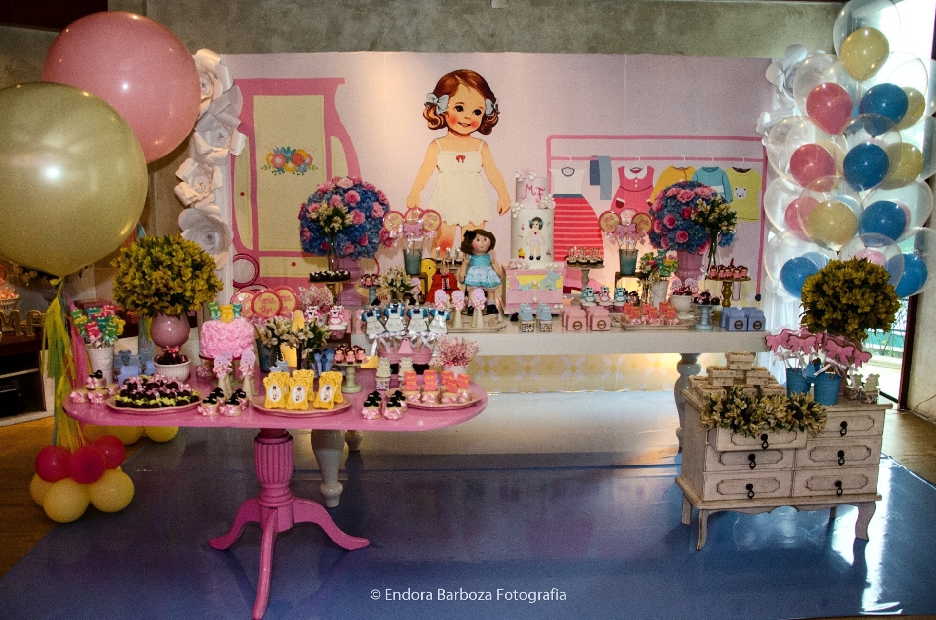 Para deixar a mesa romântica, a Fru Fru by Lorena Duque optou pelas cores azul bebê, rosa, amarelo e tons pastéis para compor a decoração do chá de bebê. Além disso, dois "big balões" e outras bexigas coloridas, da Lollipop Balões (www.lollipopbaloes.com.br), foram usadas para dar um toque infantil à mesa - Endora Barboza Fotografia