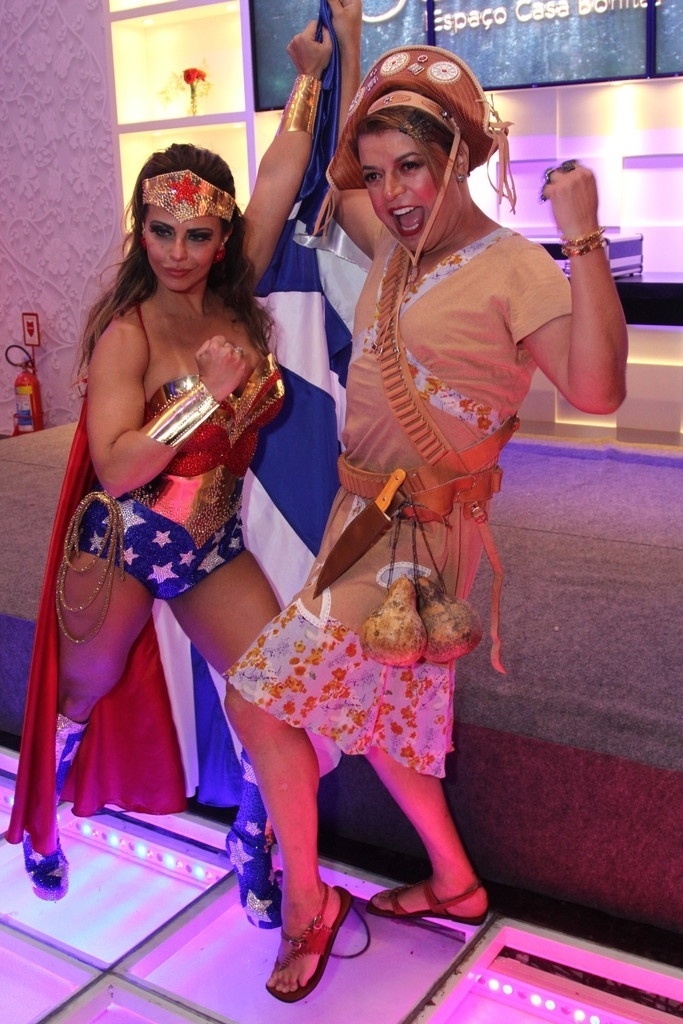 1.abr.2016 - Vestida de Mulher-Maravilha, Viviane Araújo posa ao lado de David Brazil em sua festa de 41 anos. A comemoração aconteceu em uma casa de festas em Bangu, no Rio de Janeiro