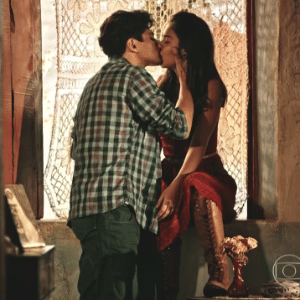 Lucas (Lucas Veloso) e Olívia (Giullia Buscacio) se beijam em "Velho Chico" - Reprodução/TV Globo - Reprodução/TV Globo
