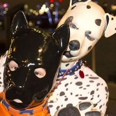 Estilo de vida dos cães humanos ganhou força a partir de experiências trocadas pela internet - Puppy Pride