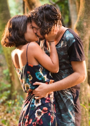  Miguel (Gabriel Leone) e Olívia (Giullia Buscacio) se beijam em "Velho Chico" - Cesar Alves/TV Globo