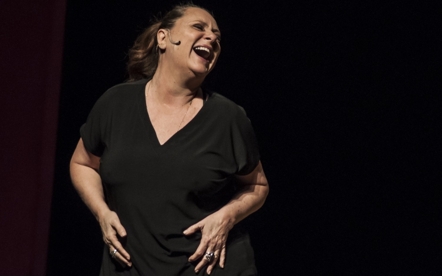 Elizabeth Savala em cena na peça "A.M.A.D.A.S - Associação de Mulheres que Acordam Despencadas", de Regiana Antonini - Divulgação