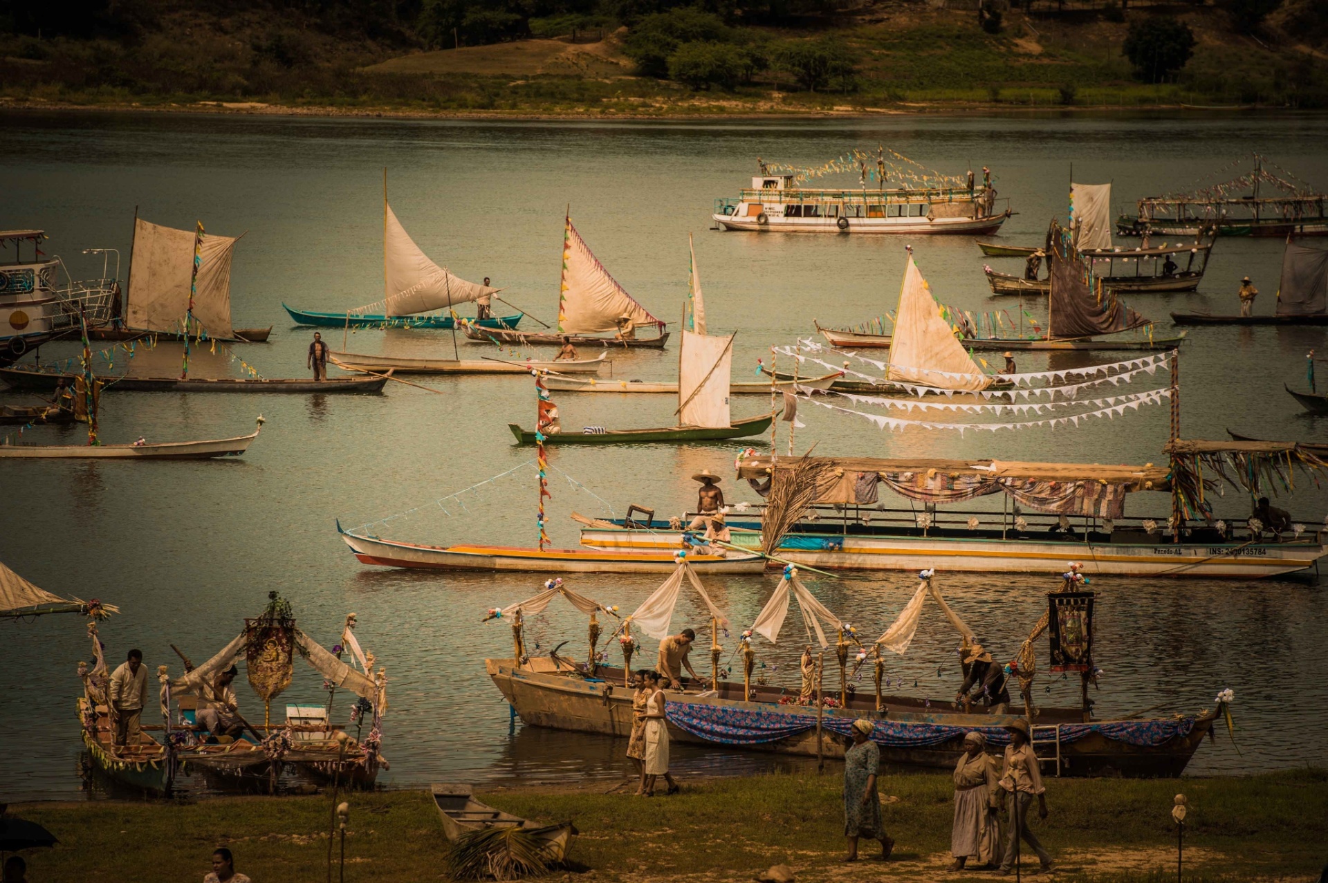 Cena de procissão no rio São Francisco na novela "Velho Chico" - Caiuá Franco/Globo/Divulgação