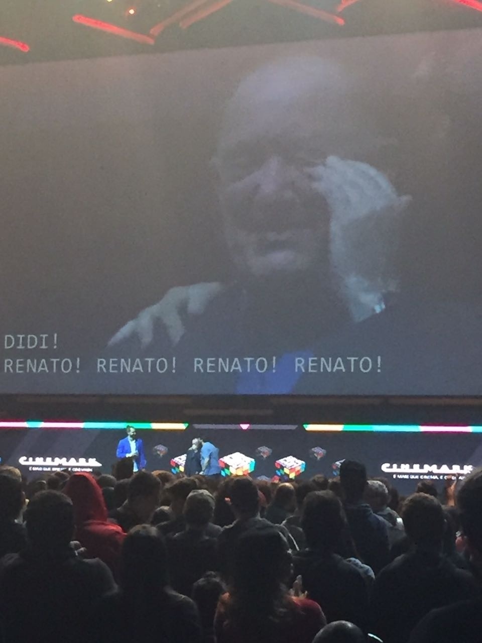 1°.dez.2016 - Renato Aragão foi aplaudido de pé pelo público após a estreia do trailer de "Os Saltimbancos Trapalhões: Rumo a Hollywood" - Beatriz Amendola/UOL