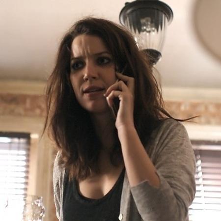 Lorena (Nathalia Dill) em conversa com a irmã pelo telefone, em "Rock Story" - Reprodução/GShow - Reprodução/GShow