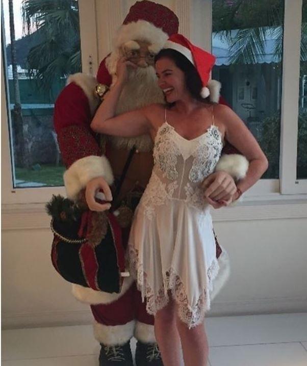 Luma de Oliveira desejou feliz natal aos seus seguidores usando uma lingerie branca com transparência -- e sendo "abraçada" por um boneco de Papai Noel. "Um presente lindo que já ganhei foi ter tido sempre de vocês, carinho e respeito. Desejo à todos um Feliz Natal! Muito amor e paz. Vocês merecem", escreveu na legenda - Reprodução/Instagram