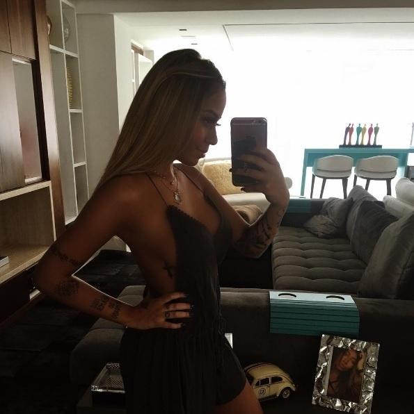 A irmã de Neymar, Rafaella Silva, abusa do decote em selfie - Reprodução/ Instagram/ @rafaella