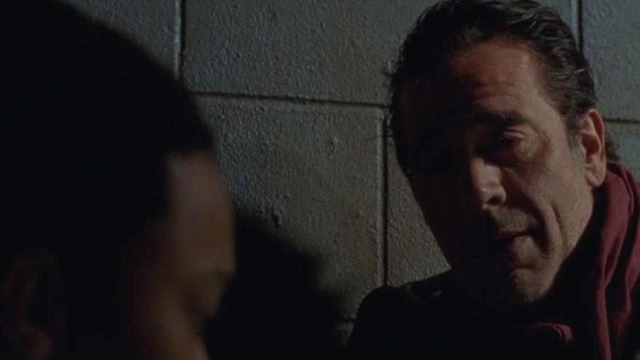 Negan (Jeffrey Dean Morgan) ameaça Sasha em cena do último episódio da sétima temporada de "Walking Dead" - Divulgação/AMC