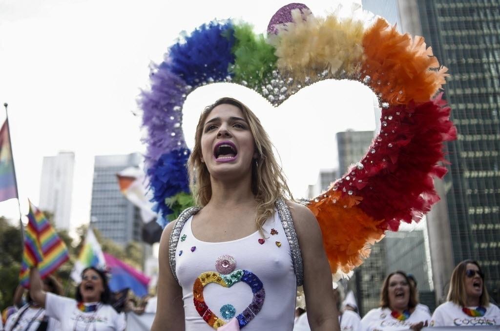 Que tal um coração com as cores do movimento LGBT? Confira o estilo de alguns dos participantes do evento, que aconteceu nesse domingo (18) - Miguel Schincariol/AFP