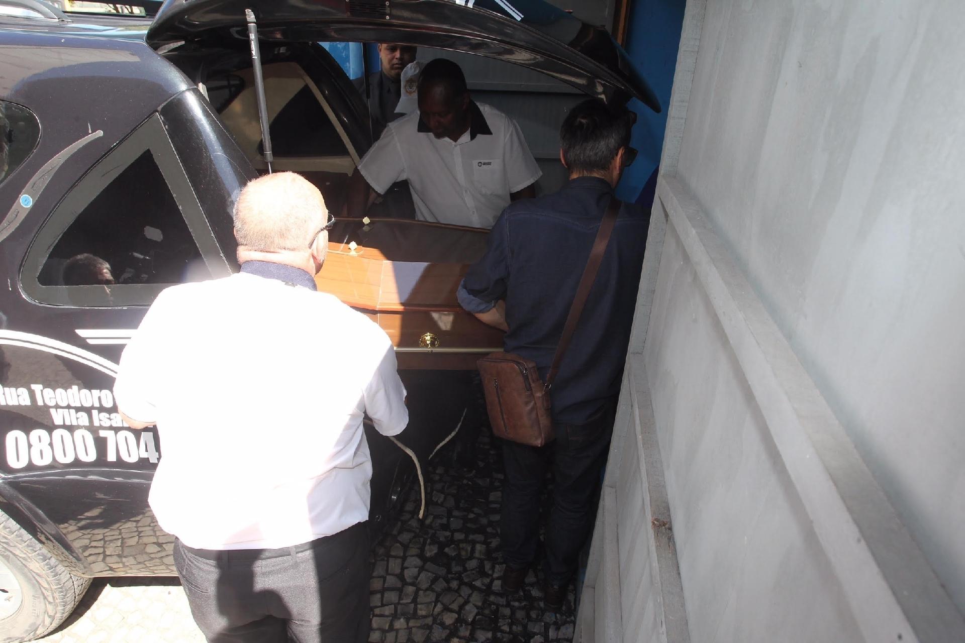 Corpo de Rogéria chega ao Teatro João Caetano, no centro do Rio de Janeiro, onde será velado - Marcello Sá Barretto/AgNews