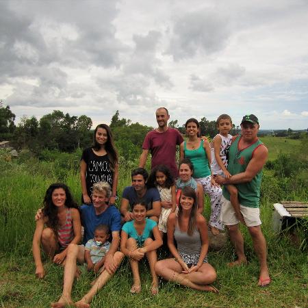 Amanda gostou tanto das experiências que teve, que lançou uma plataforma no Brasil. Na foto, com seus anfitriões em uma ecovila nos Estados Unidos - Arquivo Pessoal - Arquivo Pessoal