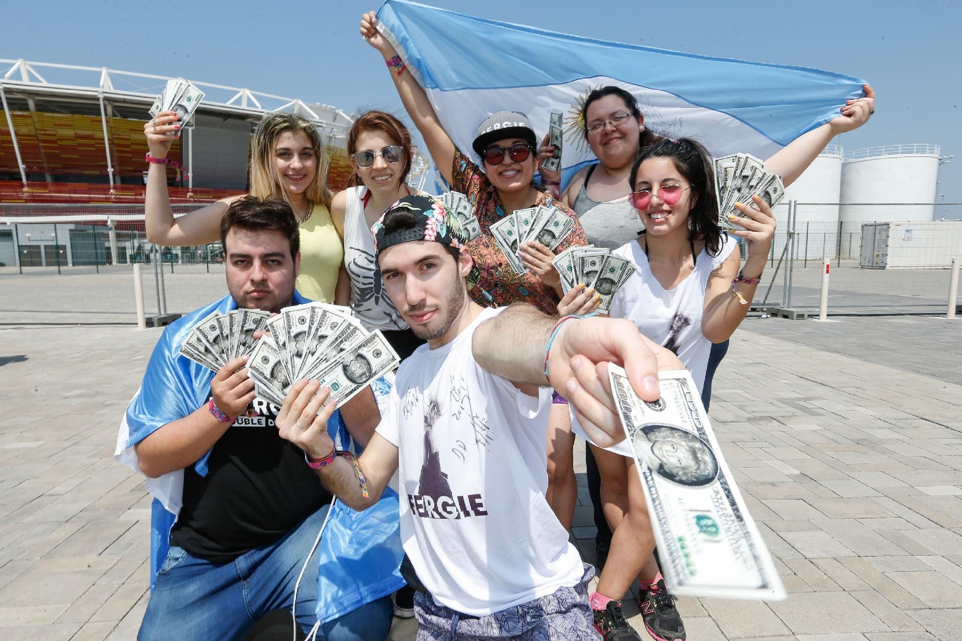 Público do Rock in Rio mostra dinheiro com a cara de Fergie - Marco Antonio Teixeira/UOL