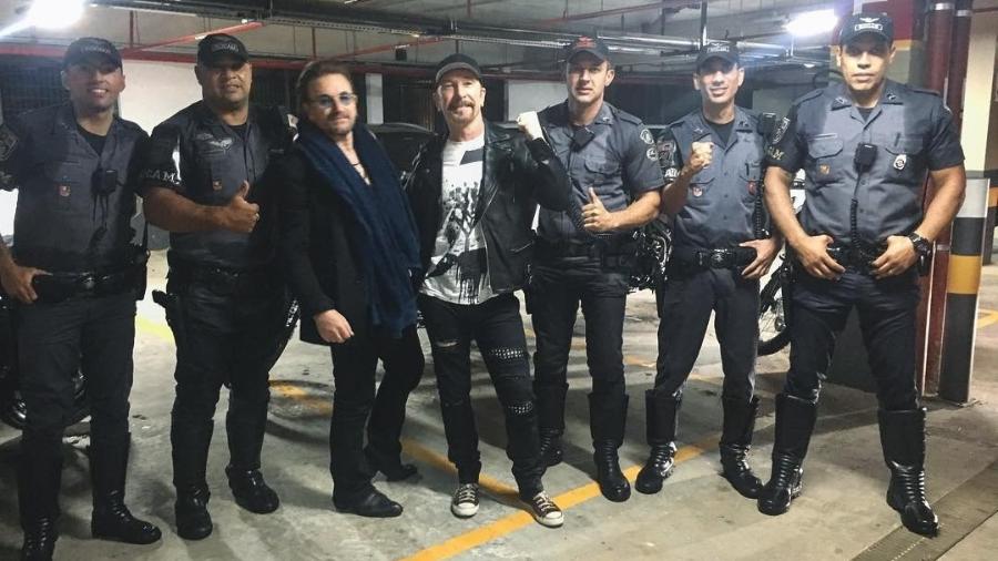 Rubens Lopes, ao lado de Bono Vox, fez a escolta dos intengrantes da banda U2 com outros policiais militares de São Paulo - Reprodução/Instagram