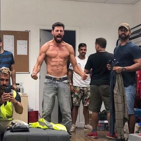Cauã Reymond imita a famosa pose do herói Wolverine nos bastidores de "Ilha de Ferro" - Reprodução / Instagram