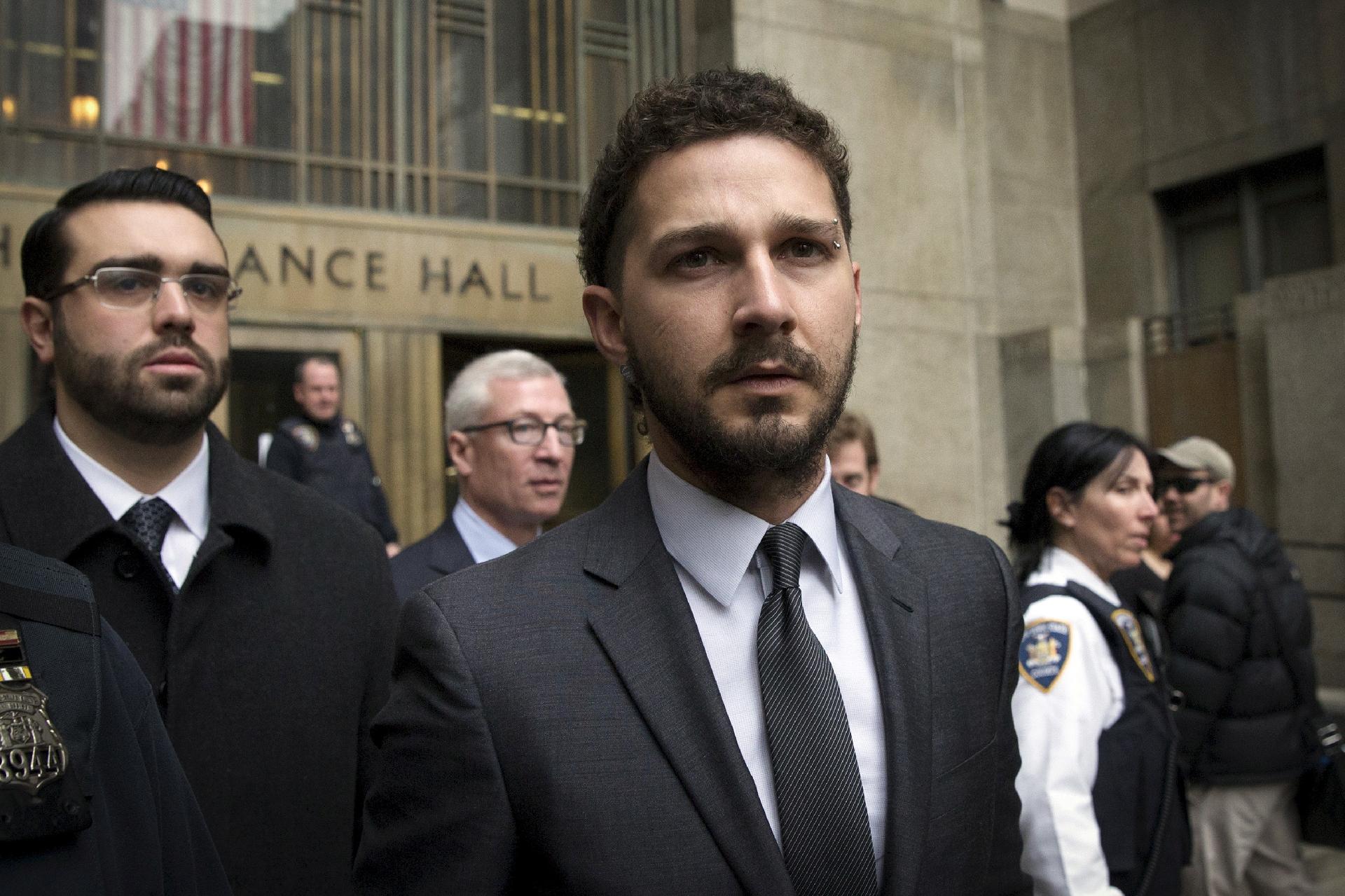 20.02.2015 - Shia LaBeouf sai de tribunal da justiça em Nova York - REUTERS/Brendan McDermid