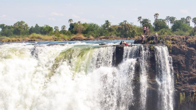 Imagem mostra turistas curtindo a paisagem assustadora da Devil's Pool - Meraj Chhaya/Creative Commons - Meraj Chhaya/Creative Commons