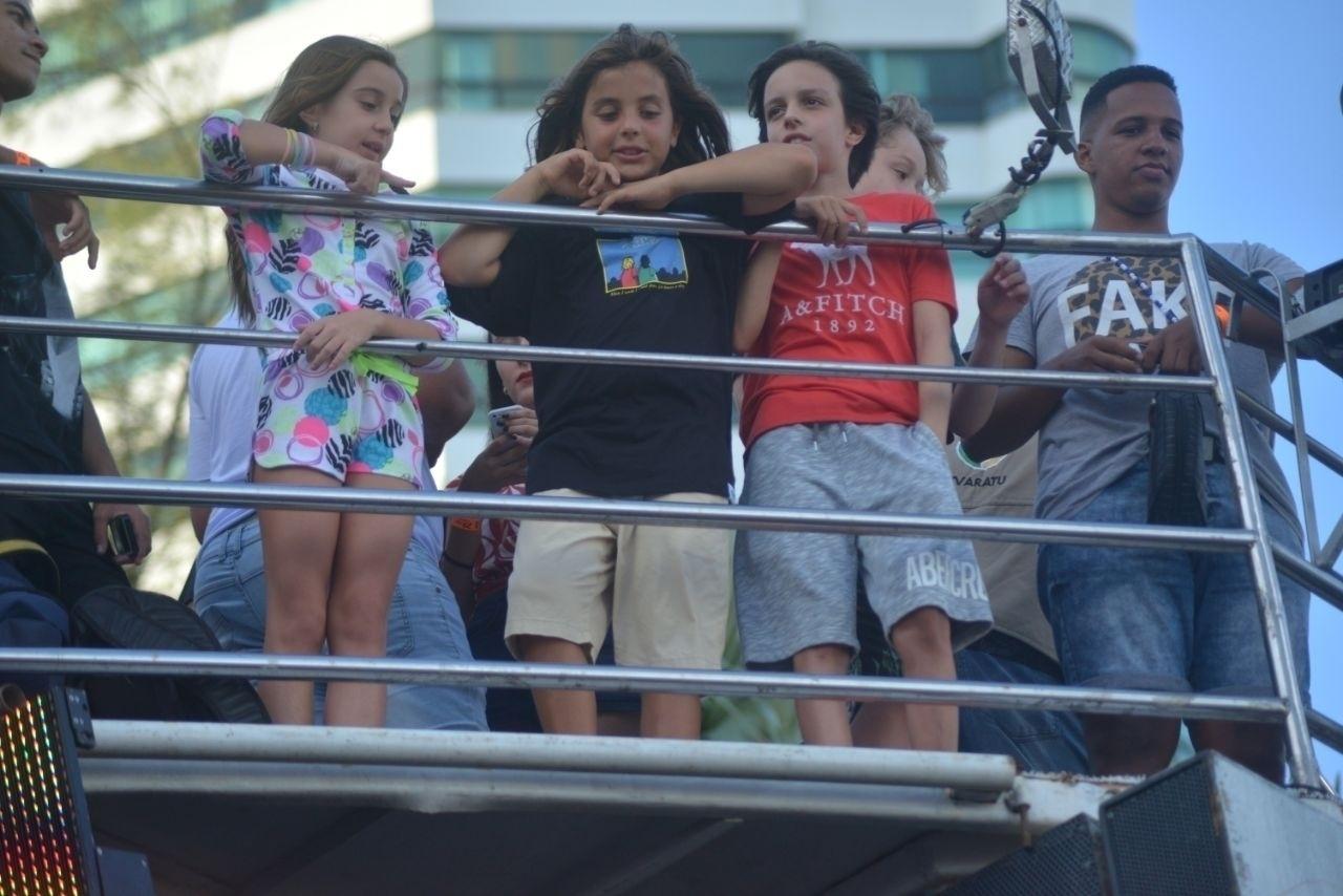 Marcelinho, o primogênito de Ivete e Daniel Cady, aguarda show da mãe com amigos em cima do trio elétrico em Salvador - Denilson Santos e Dilson Silva/Ag.News