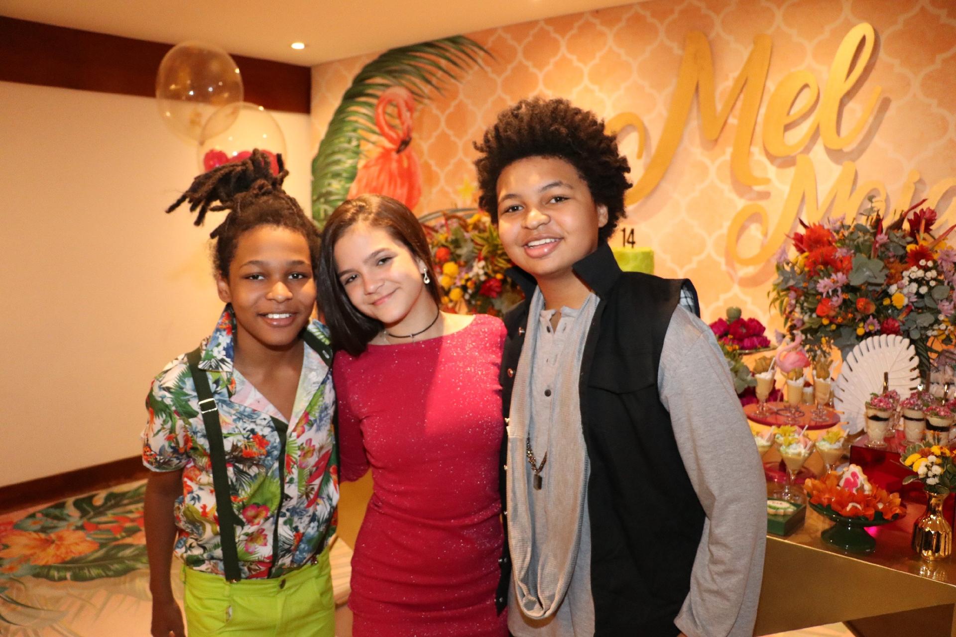 Mel Maia ganha festa surpresa com declaração do namorado e aliança - AgNews