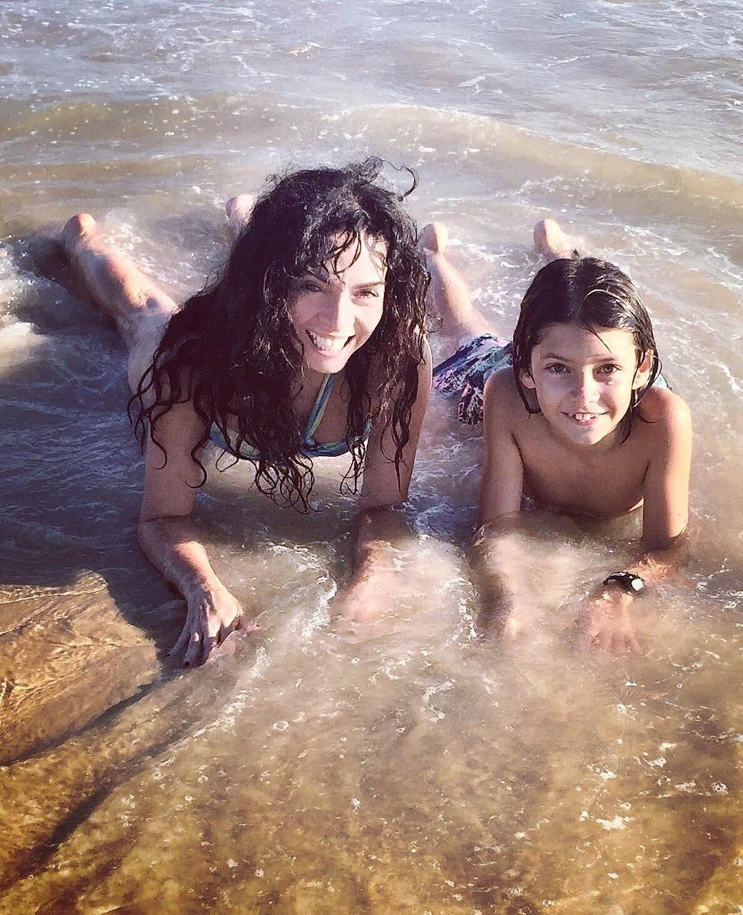 Aos 55 anos, Claudia Ohana é avó de Martin e Arto, filhos de Dandara Guerra. "Todo mundo me pergunta: 'como é ser avó?' Sei que não sou aquela avó de cabelo branco que faz bolo e fica contando histórias. Mas sou aquela avó que joga Pokemon Go, futebol, que faz macarrão cabelinho de anjo com ovo e que com certeza ama incondicionalmente", contou ela ano passado - Reprodução/Instagram