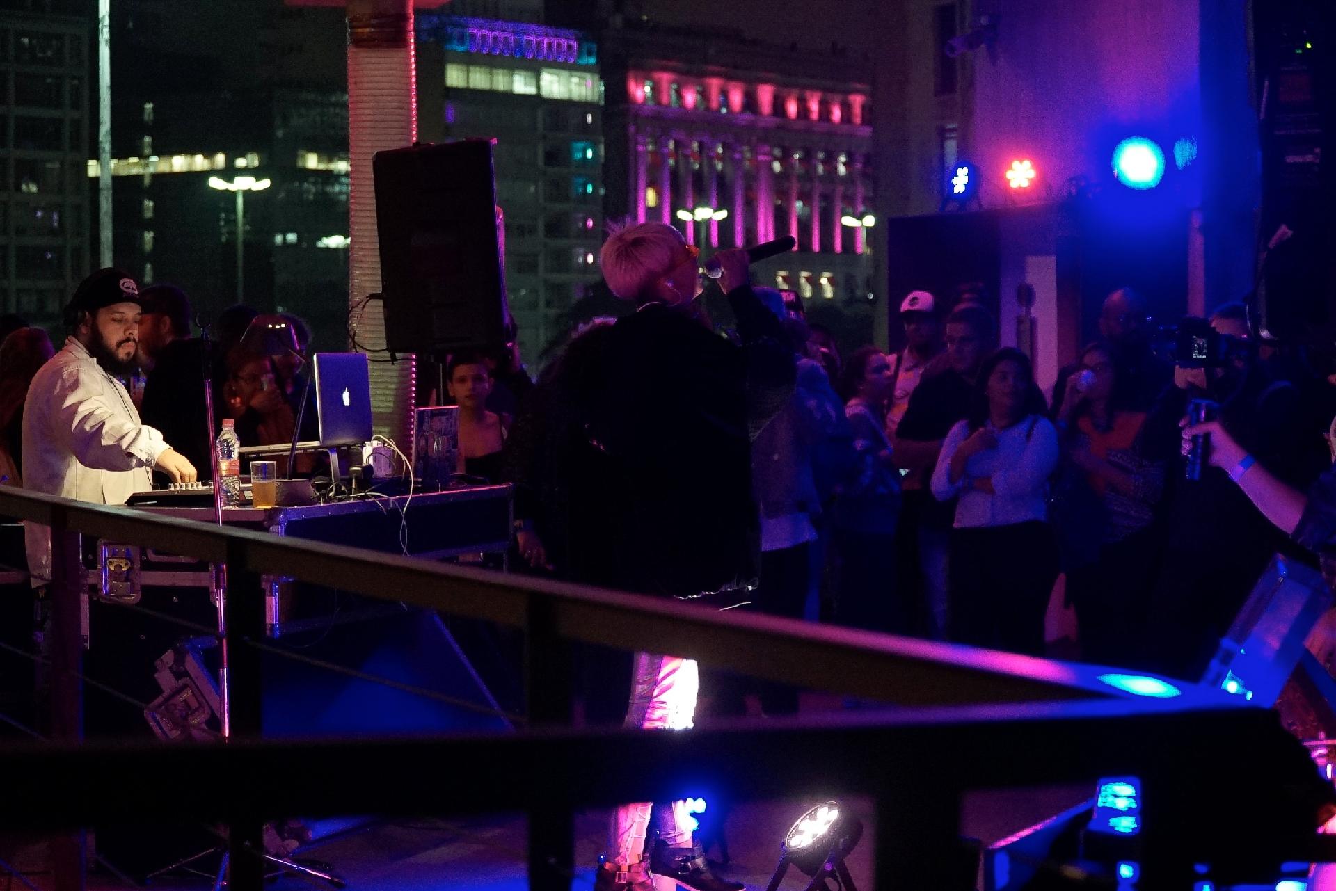 Cantora de R&B Altniss, nova aposta da produtora Boogie Naipe - Cinematik Studios