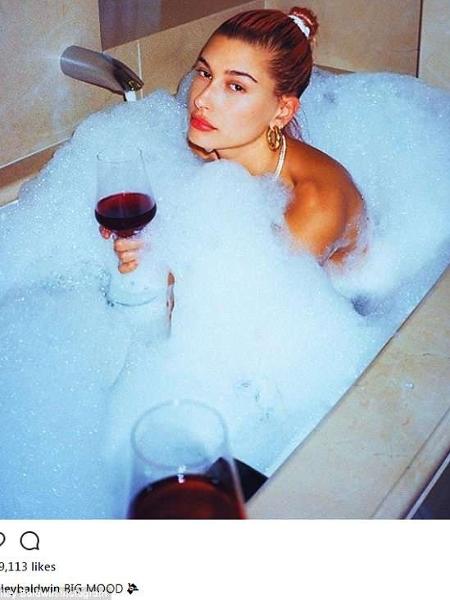 Hailey Baldwin bebendo vinho - Reprodução/ Instagram