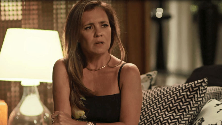 Laureta (Adriana Esteves) vai ser presa por tráfico de drogas e sua mãe chega para ajudá-la na vingança contra Luzia (Giovanna Antonelli) - Reprodução/Globo