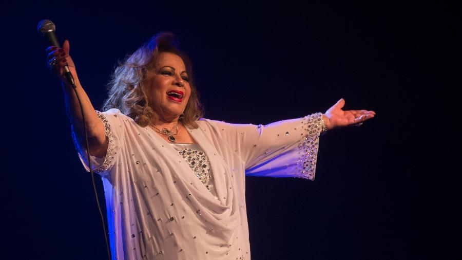 A cantora Angela Maria no palco do Sesc Santana em São Paulo em 2016 - Marcus Leoni/Folhapress