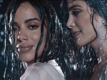 Anitta e a colombiana Greeicy no clipe de "Jacuzzi" - Reprodução