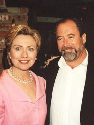 Peter Paul posa com Hillary Clinton - Reprodução