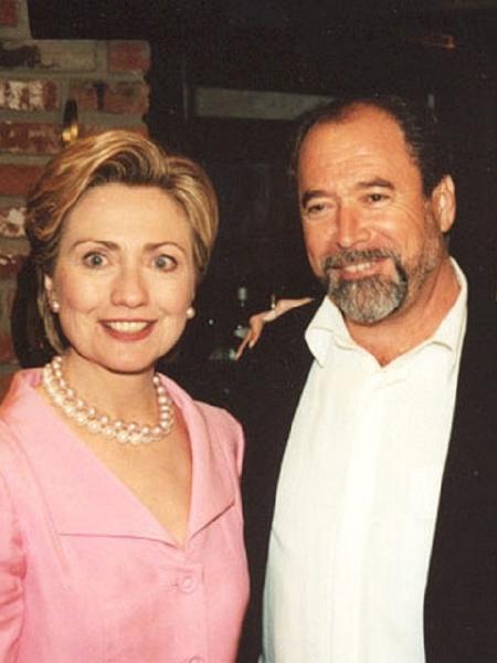 Peter Paul posa com Hillary Clinton - Reprodução - Reprodução