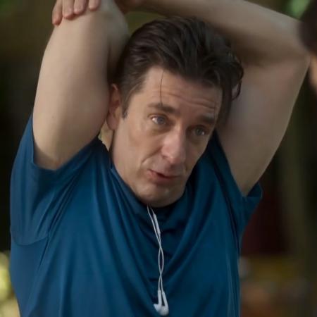 Padre Luis (Alexandre Barros) e Dona Agustina (Rosi Campos) em "O Tempo Não Para" - Reprodução/TV Globo - Reprodução/TV Globo