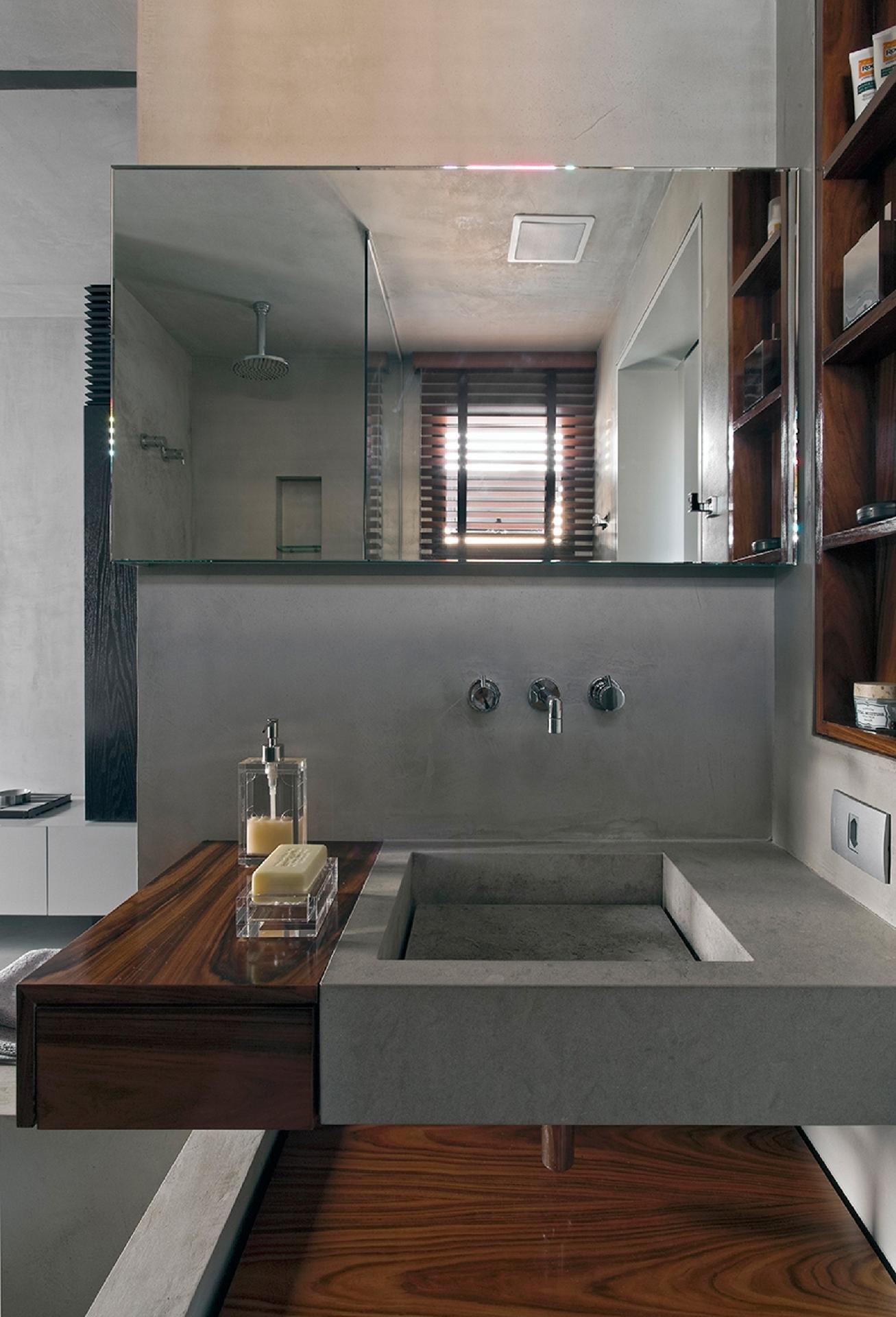 O arquiteto Diego Revollo sempre investe em rasgos nas paredes para criar nichos de apoio e otimizar centímetros. Embora pequena, a bancada de pedra tem um trecho de madeira que embute um gaveteiro, deixando a peça escultural. Outra dica é recorrer às torneiras de parede em vez de mesa, que acabam liberando área da pia - Alain Brugier | Divulgação