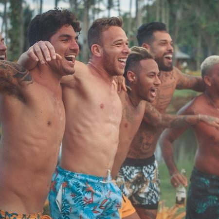 Neymar publicou mais fotos só com os amigos e escreveu na legenda: "Felicidade" - Reprodução/Instagram/@neymarjr - Reprodução/Instagram/@neymarjr