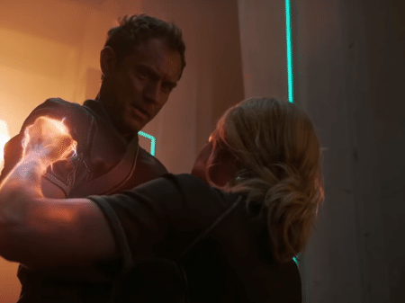 Jude Law e Brie Larson em cena de "Capitã Marvel" - Reprodução