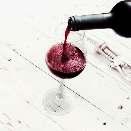 O fim de semana é o momento ideal para tomar um vinho sempre em boa companhia - Zakharova_Natalia/Getty Images/iStockphoto