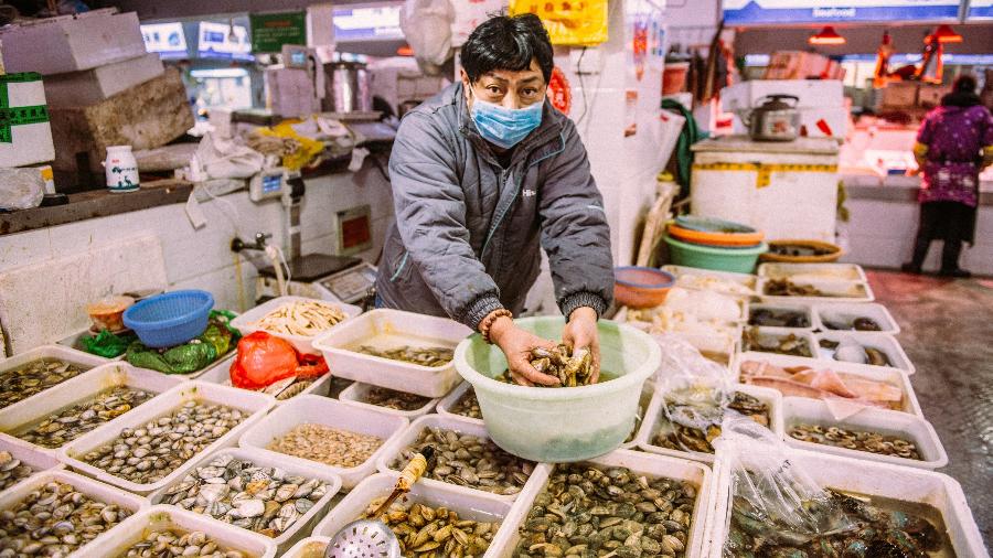Vendedor de frutos do mar é fotografado em mercado de Xangai, China - Edwin Remsberg/Universal Images Group via Getty Images