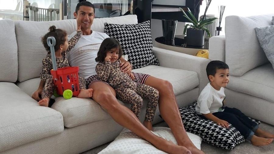 Cristiano Ronaldo e três de seus quatro filhos: Alana Martina, Eva e Mateo - Reprodução/Instagram