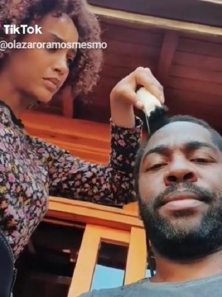 Tais Araújo raspa o cabelo de Lázaro Ramos - Reprodução/Instagram @olazaroramos