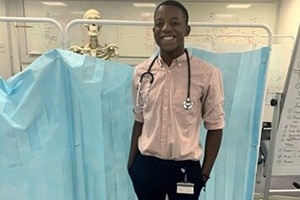 Estudante de medicina cria manual para identificar sintomas na pele negra – VivaBem
