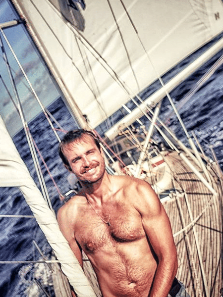 Max Fercondini em seu veleiro - Reprodução / Instagram