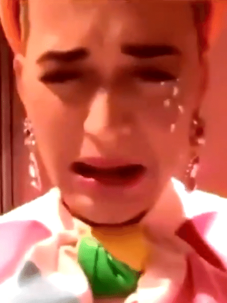 Katy Perry brinca com fãs e finge chorar de emoção ao mostrar o quarto da bebê - Reprodução/Twitter