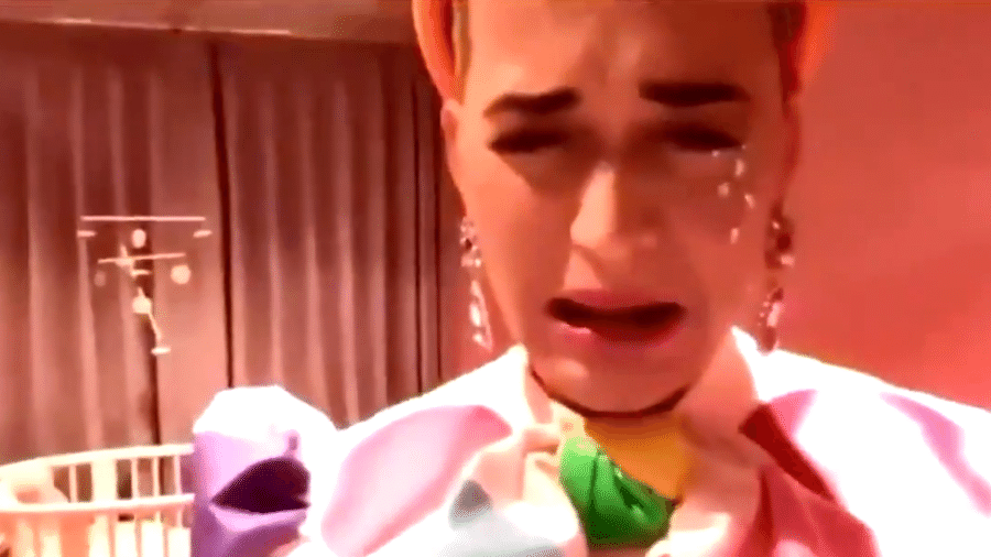 Katy Perry brinca com fãs e finge chorar de emoção ao mostrar o quarto da bebê - Reprodução/Twitter