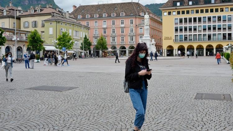 Pessoas com máscara em Bolzano, na Itália - Getty Images - Getty Images