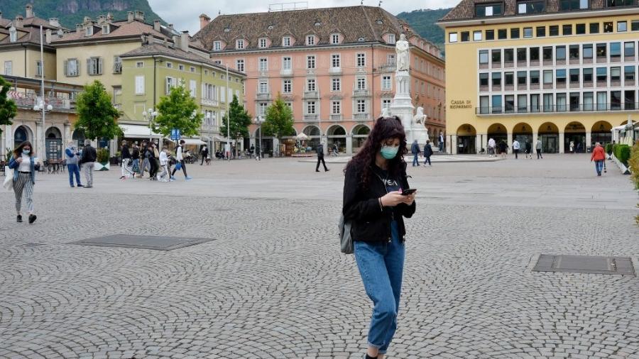 Pessoas com máscara em Bolzano, na Itália - Getty Images