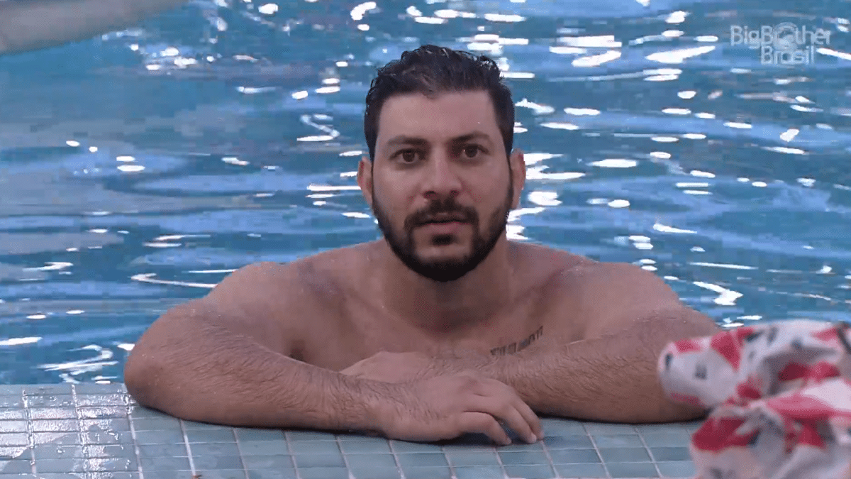 BBB 21: Caio na piscina - Reprodução/Globoplay