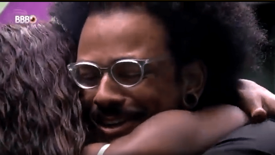 Camilla abraça João no BBB 21 - Reprodução/Globoplay