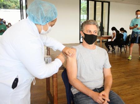Luciano Huck toma vacina contra a covid-19 no Rio de Janeiro - ADÃO/ AgNews