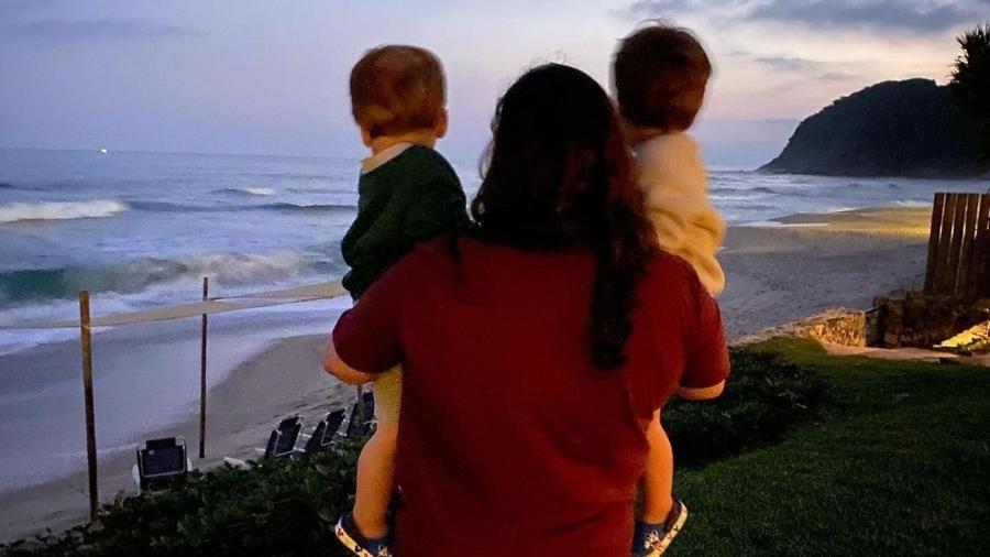Ju Amaral, irmã de Paulo Gustavo, posa com os sobrinhos - Reprodução/Instagram