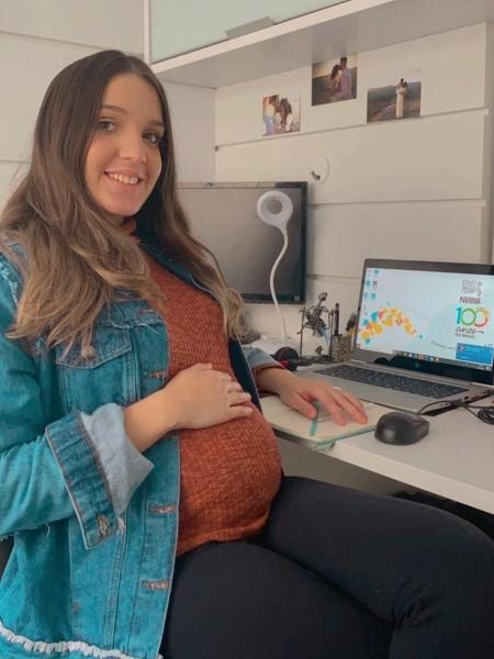 Anna Cecília Lira espera a primeira filha e foi contratada no sexto mês de gestação - arquivo pessoal